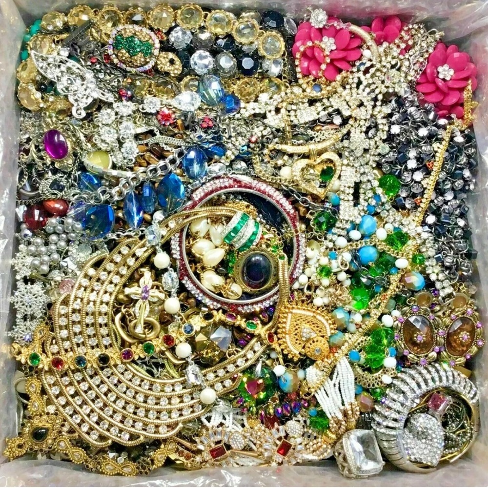 4 LBs vintage Costume gold silver Jewelry Lot~ Signed & Unsigned All Wearable - Picture 8 of 10